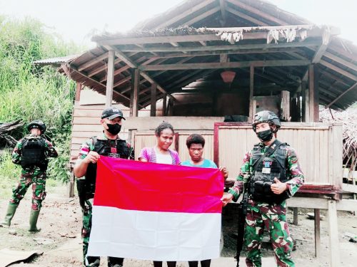 Meriahkan Hut Kemerdekaan Ri Satgas Yonif 126 Kc Bagikan Bendera Merah